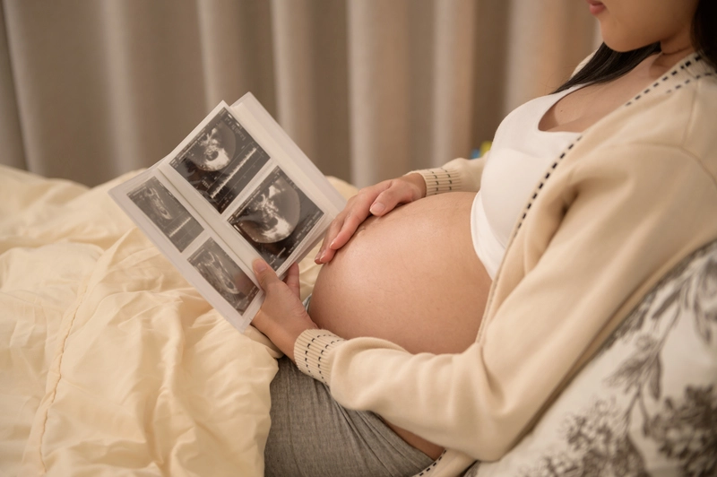 ฝันเป็นจริงกับ IUI เลือกเพศ 8 สิ่งที่จะช่วยให้คุณตัดสินใจ - pregnant woman holding ultrasound picture bedroom 1 IUI เลือกเพศ